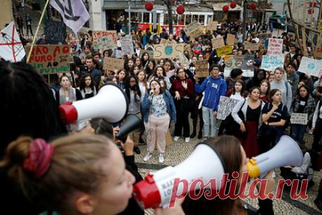 Группа подростков подала в суд на 33 страны. Группа детей из Португалии решила судиться с 33 странами из-за невыполнения государствами своих обещаний по борьбе с изменением климата. Подростки ссылаются на законы о правах человека и хотят заставить европейских политиков активнее решать проблему глобального потепления.