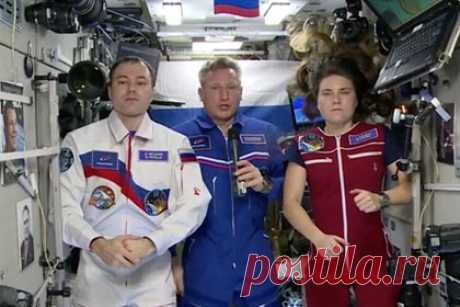 Космонавты с борта МКС поздравили россиян с Днем защитника Отечества. Российские космонавты Сергей Прокопьев, Дмитрий Петелин и Анна Кикина обратились к россиянам с борта Международной космической станции и поздравили с Днем защитника Отечества. Обратившись к соотечественникам, Кикина пожелала им крепкого здоровья, счастья, успехов и исполнения всех желаний.