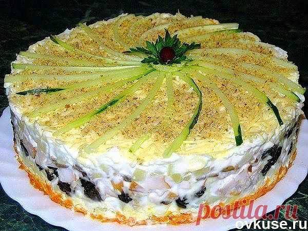 Слоеный закусочный торт с копчёной курицей, черносливом и шампиньонами - Простые рецепты Овкусе.ру