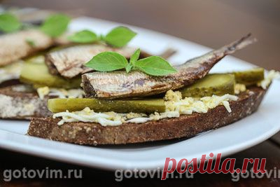 Бутерброды со шпротами и огурцами. Фото-рецепт / Готовим.РУ