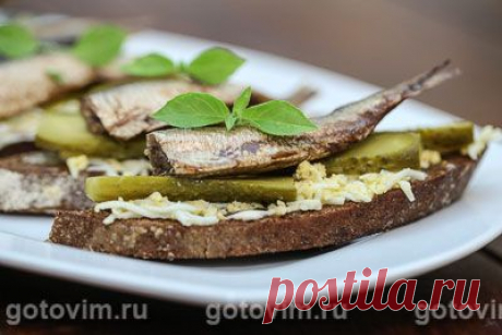 Бутерброды со шпротами и огурцами. Фото-рецепт / Готовим.РУ