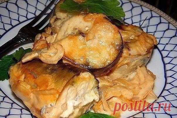 СКУМБРИЯ В ГОРЧИЧНОМ СОУСЕ  

Она получилась очень вкусной, сочной и не сухой, а просто тающей во рту... 

Ингредиенты: 

● скумбрия - 2 рыбки 
● репчатый лук - 1 шт. 
● майонез - 2 ст. л. 
● соевый соус - 3 ст. л. 
● горчица - 2 ст. л. 
● зелень для подачи 

Приготовление: 

Скумбрию очистить от внутренностей, хорошенько вымыть и нарезать на порционные кусочки. Очищенный репчатый лук нарезать полукольцами. Для приготовления соуса смешать майонез, соевый соус и горчицу (со...