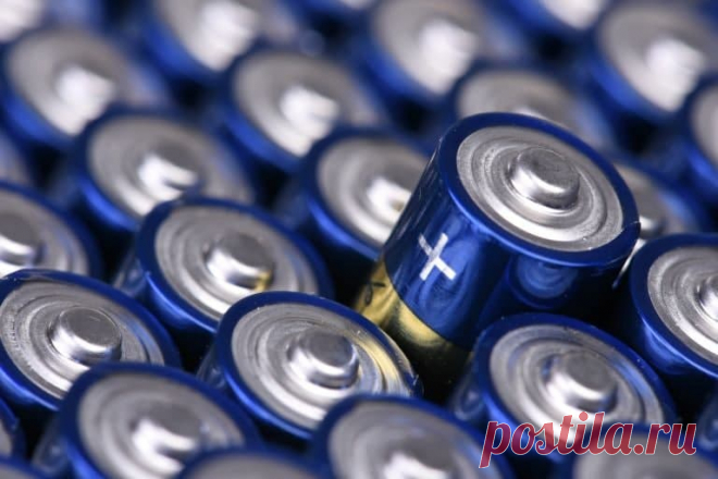 В Швейцарии изобрели биоразлагаемые батарейки - Русская Швейцария Батарейка сделана из углерода, целлюлозы, а также простого электролита, физиологического раствора и глицерина на 3D-принтере. Используется технология послойной печати аккумулятора. Чернила, или рабочий материал для принтера, подбираются таким образом, чтобы обеспечить затвердевание материала с соответствующими свойствами — электропроводностью для электродов, ионной проводимостью для электролита. В основе чер...