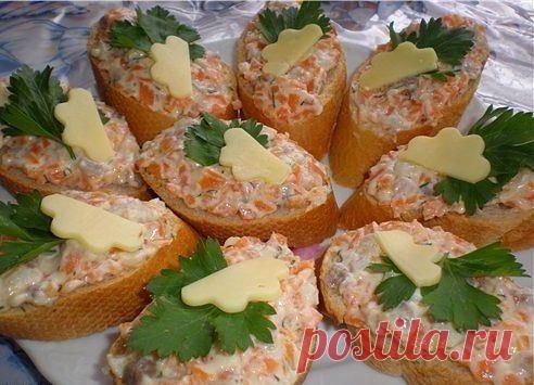 Ложная икорка.
Ингредиенты: 
●Сельдь — 1 шт 
●Масло сливочное — 150 г 
●Сырок плавленый — 2 шт 
●Морковь (небольшая) — 3 шт 

Приготовление: 
Селедку почистить от внутренностей, кожи и костей. Морковь отварить до готовности. Селедку, морковь, масло, сырки перекрутить через мясорубку и все это тщательно перемешать.. Храниться в холодильнике до 5 дней 
Можно намазывать на хлеб, батон, на ломтики отварного или печеного картофеля, фаршировать яйца, огурцы, помидоры.