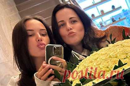 В сети удивились молодости матери Решетовой на совместном фото. Российская модель Анастасия Решетова показала совместное фото с матерью, удивив подписчиков ее моложавой внешностью. Так, на размещенном снимке Решетова позировала рядом с родственницей и букетом роз, стоя у зеркала. При этом обе женщины вытянули губы вперед и распустили темные волосы.