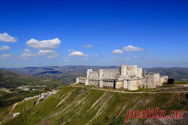 КРЕПОСТЬ КРЕСТОНОСЦЕВ, КРАК ДЕ ШЕВАЛЬЕ, СИРИЯ.  
Крак де Шевалье — крепость крестоносцев, расположенная в Сирии к востоку от ливанского Триполи на вершине утёса высотой 650 метров.
Крепость по праву считается самым крупным защитным сооружением, созданным крестоносцами на Ближнем Востоке. |  Время Отдыхать