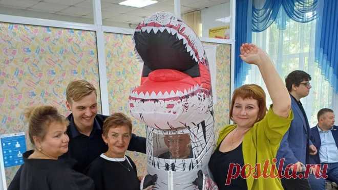 "Партия пенсионеров" отказалась от кандидата из-за человека в костюме динозавра. В Кургане кандидата в депутаты городской думы Андрея Пирожкова исключили из списка "Партии пенсионеров". Это произошло после того, как полиция задержала агитаторов партии в костюмах динозавров. Сам Пирожков рассказал ...