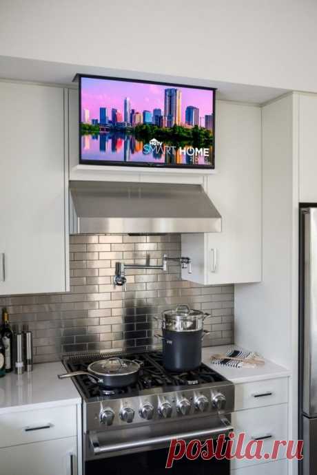 Куда поставить телевизор на кухне: идеи на фото