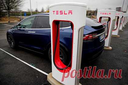Tesla заподозрили в связях с российским олигархом. Tesla продолжает закупать российский алюминий у компании «Русал», которая ранее находилась под американскими санкциями и чей владелец Олег Дерипаска до сих пор находится в санкционных списках. По данным CNBC, Tesla закупает у «Русала» алюминия на миллионы евро для изготовления корпусов для Tesla Model Y.