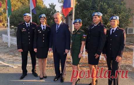 На Кипре вручили награды россиянам из полицейского контингента миротворцев ООН. Медалей были удостоены подполковник Константин Титлянов и майоры Ольга Глущенко и Галина Логинова