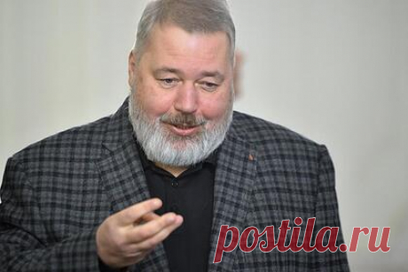 Дмитрий Муратов посвятил Нобелевскую премию иноагентам и погибшим коллегам. Главный редактор «Новой газеты» Дмитрий Муратов рассказал, кому он посвящает полученную Нобелевскую премию мира. Он включил в список ряд погибших российских журналистов. Решение о том, как распорядиться финансовой частью премии, Муратов примет после консультаций с редколлегией «Новой газеты».
