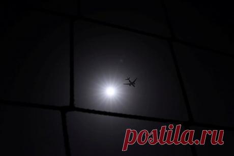 Американский сенатор погиб вместе с семьей в авиакатастрофе. Американский сенатор-республиканец Дуг Ларсен от штата Северная Дакота погиб вместе с женой и двумя детьми в авиакатастрофе в штате Юта (США). Они вместе с семьей путешествовали на частном самолете. Крушение произошло вечером 30 сентября. Полиция объявила всех четверых пассажиров самолета погибшими.