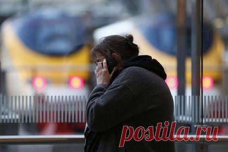 Количество ложных вызовов экстренных служб выросло из-за Android. Представители британской полиции пожаловались на рост количества ложных вызовов, поступающих с Android-смартфонов. Проблема связана с новой функцией Emergency SOS на платформе Android, которая позволяет пользователям совершить быстрый вызов по номеру 999 многократным нажатием на кнопку питания телефона.