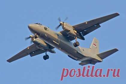 В российском регионе Ан-26 с 14 пассажирами на борту совершил аварийную посадку. В Иркутской области самолет Ан-26, в котором находились 14 пассажиров, совершил аварийную посадку в аэропорту города Усть-Кут. Об этом сообщили в Восточно-Сибирской транспортной прокуратуре, передает ТАСС. Посадить самолет в российском регионе пришлось после срабатывания сигнала о течи масла в правом двигателе.