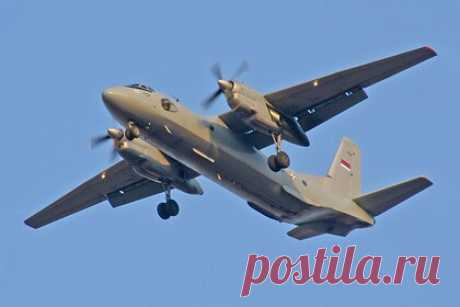 В российском регионе Ан-26 с 14 пассажирами на борту совершил аварийную посадку. В Иркутской области самолет Ан-26, в котором находились 14 пассажиров, совершил аварийную посадку в аэропорту города Усть-Кут. Об этом сообщили в Восточно-Сибирской транспортной прокуратуре, передает ТАСС. Посадить самолет в российском регионе пришлось после срабатывания сигнала о течи масла в правом двигателе.