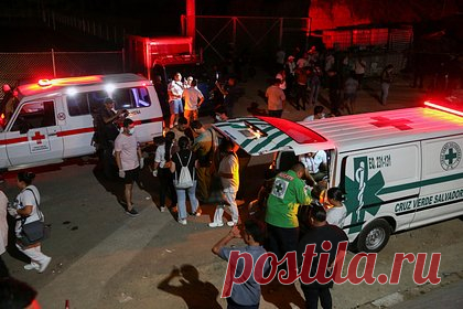 Девять человек погибли в давке на футбольном матче в Сальвадоре. Не менее девяти человек погибли в давке на стадионе «Кускатлан» во время футбольного матча в Сальвадоре. Пострадавшие болельщики госпитализированы в ближайшие больницы, по меньшей мере двое из них находятся в критическом состоянии. Давка на стадионе возникла, когда группа фанатов попыталась пройти на трибуны.
