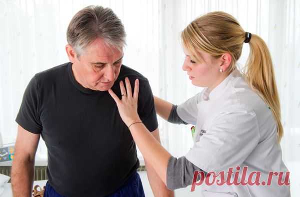 Осанка – это способность человека держать свое тело в различных положениях. Она вырабатывается в процессе развития человека и может быть правильной и неправильной.
Как же узнать правильная осанка или нет? Есть одно несложное правило. При правильной осанке, если смотреть на человека сзади, то центральная линия позвоночника, образованная остистыми отростками позвонков, будет прямой. Любое ...