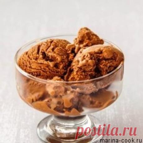 Вкусное шоколадное мороженое с добавление розмарина, вы можете приготовить у себя на дома на праздники.