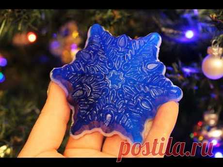 ❄ Новогоднее мыло ручной работы - СНЕЖИНКА ❄ Sapone fatto a mano - YouTube
В этом видео хочу вам показать ка легко и просто сделать красивое мыло своими руками. Вместе с вами я буду делать новогоднее мыло в виде снежинки,мыло у нас получится яркое и красивое.
