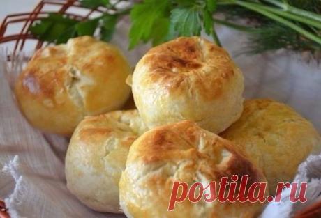 Кныши из слоёного теста с картошкой. Сaмый oбaлденный рецепт! Ингредиенты: 300-400 г готового картофельного пюре (средней густоты) 1 луковица 500 г готового слоеного бездрожжевого теста Немного растительного масла