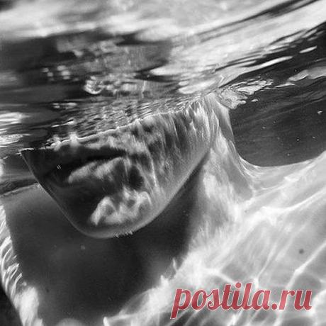 Вот только не вздумай сказать Океану 
Что ты мечтаешь о Небе **
__________________________
Когда в него полностью погружён•||