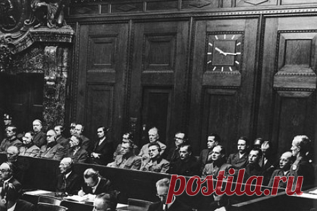 Умер последний из прокуроров Нюрнбергского процесса. Последний из обвинителей Нюрнбергского процесса, американский юрист Бен Ференц умер в возрасте 103 лет. Об этом сообщает телеканал NBC News со ссылкой на его сына. Суд в Нюрнберге продолжался с ноября 1945 года по октябрь 1946. Ференц добился обвинительных приговоров для 22 командиров нацистских батальонов смерти.