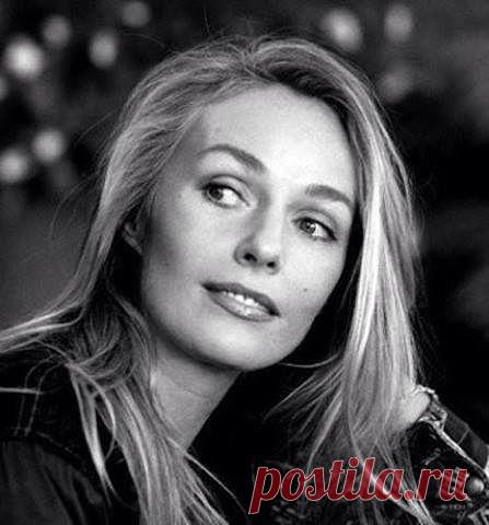 "Я ценю каждое мгновение. Прежде всего, когда просыпаюсь, слушаю пение птиц, и так счастлива. Я сейчас живу! По-моему, есть только один грех на земле – когда ты не радуешься жизни".