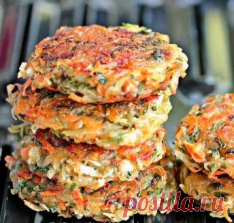 Драники с овощами Картофельные драники с овощами — это отличный вариант для вкусного завтрака или перекуса. Они содержат всего 138 кк (на 100 г продукта), зато очень полезные благодаря добавлению свежих овощей...
