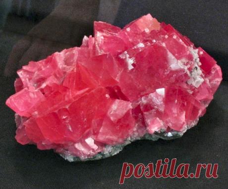 Рубин.
Рубин считается самым дорогостоящим камнем, в древние времена ему по стоимости уступал даже алмаз. Он достойно занимает свое положение среди всех драгоценных камней, относится к минералам, является разновидностью корунда красного цвета. 
В природе не встречаются рубины с одинаковым цветом. Камень играет со всеми оттенками красного. Бывают корунды светло-розовые, малиновые, ярко-красные, красные с фиолетовым отливом, коричневые. 
Самыми ценными считаются драгоценные ...