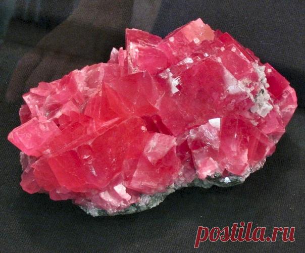 Рубин.
Рубин считается самым дорогостоящим камнем, в древние времена ему по стоимости уступал даже алмаз. Он достойно занимает свое положение среди всех драгоценных камней, относится к минералам, является разновидностью корунда красного цвета. 
В природе не встречаются рубины с одинаковым цветом. Камень играет со всеми оттенками красного. Бывают корунды светло-розовые, малиновые, ярко-красные, красные с фиолетовым отливом, коричневые. 
Самыми ценными считаются драгоценные ...