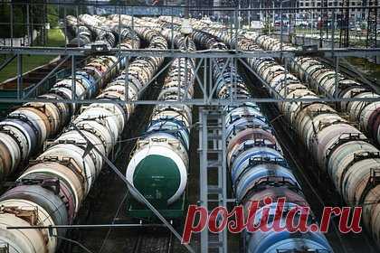 Власти решили ослабить запрет на экспорт топлива. Правительство рассматривает вариант частичного ослабления запрета на экспорт нефтепродуктов, сделав исключение для трубопроводных поставов дизельного топлива. Решение может быть принято 4 октября на совещании у вице-премьера Александра Новака, при этом смягчение ограничений пока не затронет поставки за рубеж бензина.