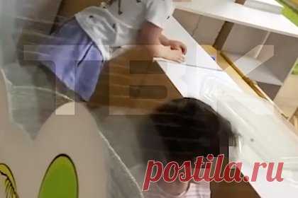 Россиянка сняла на видео таскавшую ее двухлетнюю дочь за волосы воспитательницу. В Красноярске педагог частного детского сада оттаскала за волосы двухлетнюю девочку. Инцидент случайно сняла на видео мать ребенка. На кадрах видно, как воспитательница подходит к девочке, резко хватает ее за волосы и дергает, из-за чего ребенок бьется головой об полку. Родительница обратилась в прокуратуру.