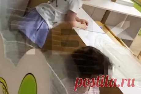 Россиянка сняла на видео таскавшую ее двухлетнюю дочь за волосы воспитательницу. В Красноярске педагог частного детского сада оттаскала за волосы двухлетнюю девочку. Инцидент случайно сняла на видео мать ребенка. На кадрах видно, как воспитательница подходит к девочке, резко хватает ее за волосы и дергает, из-за чего ребенок бьется головой об полку. Родительница обратилась в прокуратуру.