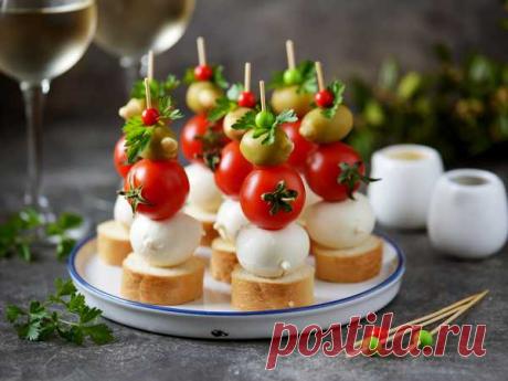 Канапе с моцареллой, помидорами черри и оливками
Простое в приготовлении канапе в стиле капрезе - отличный вариант закуски для фуршетных столов и домашних праздников.