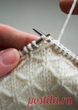 Шарф Trellis от дизайнеров Purl soho
Этот нежный шарф, выполненный сетчатым патентным узором, связан из практически невесомого, но очень теплого 100% кашемира Zageo из 6 нитей от Jade Sapphire, который в сочетании с изысканным переплетением нитей создает впечатление легкости, уюта и тепла.
Материалы 4 мотка кашемировой пряжи Zageo в 6 нитей от Jade Sapphire’s (100 % монгольский кашемир), также Вы можете использовать пряжу Мамбо (100 % мериносовая шерсть). Круговые или прямые спицы №5.
Плотность