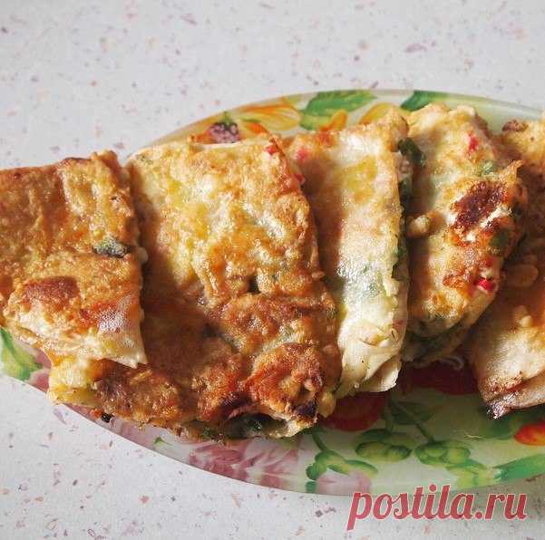 ВОСТОЧНЫЕ ГРЕНКИ 

•bcnjxybr Домашняя Кулинария •
 
 






ВОСТОЧНЫЕ ГРЕНКИАрмянский лаваш – 1 шт;Мягкий плавленый сыр «Сливочный» – 200 грамм;Чеснок – 3 дольки;Крабовые палочки – 100 грамм;Зелень укропа – 0, 5 пучка…