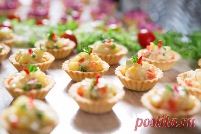 7 вкусных и простых идей закусок в тарталетках на Новый год Закуски по праву считаются немаловажной составляющей праздничного обеда или ужина.