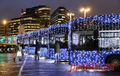 В Москве увеличат количество общественного транспорта в преддверии Нового года. Заммэра столицы Максим Ликсутов подчеркнул, что будут запущены поезда метро, электробусы и трамваи с традиционной праздничной расцветкой