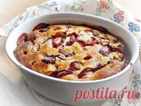 Шарлотка со сливами