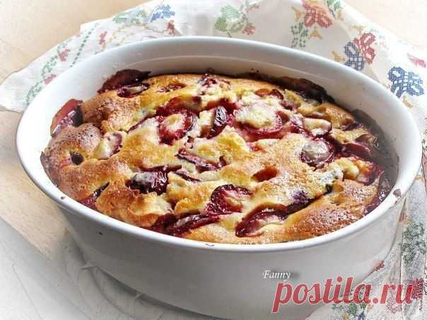 Шарлотка со сливами