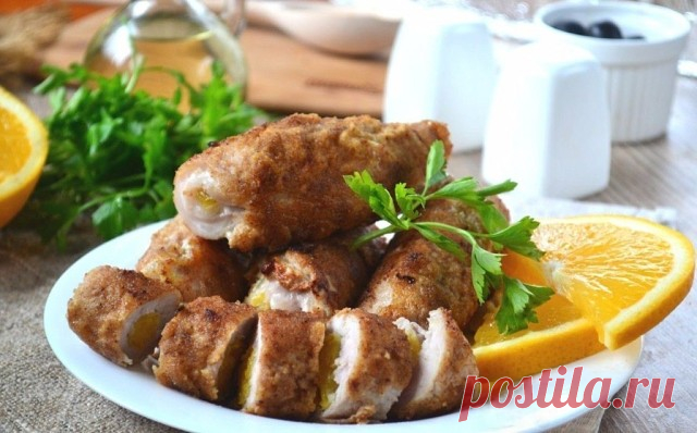 Мясные рулетики с сюрпризом

Оригинальный ужин. Сохрани себе 

Ингредиенты:

Говяжья вырезка — 400 г
Апельсин — 0,5–1 шт
Яйцо — 1 шт.
Панировочные сухари — 1 ст. л.
Соль — по вкусу
Перец — по вкусу
Масло оливковое — для жарки

Приготовление:

1. Подготовьте все необходимые ингредиенты. Мясо лучше использовать только свежее охлажденное, не мороженое, тогда рулетики получатся особо сочными. Кстати, апельсин можно заменить на мандарин, тогда начинка станет слаще. 
2. Порежьте...