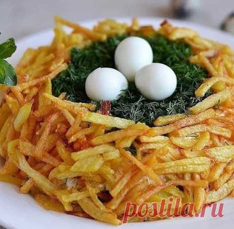 САЛАТ «ГНЕЗДО ГЛУХАРЯ»
⠀
Необычайно вкусный и оригинальный салат для праздничного стола! Скоро праздники - собираем рецепты в копилку!
⠀
Ингредиенты:
Куриное филе — 120 г
Яйцо куриное — 2 шт.
Огурец свежий — 140 г
Картофель — 350–400 г
Лук репчатый небольшой — 0,5 шт.
Сыр — 80 г
Укроп — 20–30 г
Майонез — по вкусу
Перепелиные яйца — 3 шт.
Масло растительное — для жарки
Соль — по вкусу
⠀
Приготовление:
1. Куриное филе отварить в подсоленной воде и измельчить. Огурец нарезать...