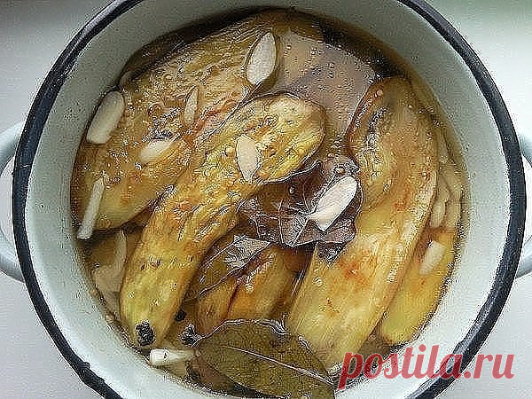 Вкуснятина невероятная! Попробуйте сделать и этот рецепт у вас приживется. 

Готовы баклажаны через 3-5 дней, но я начинаю есть уже на следующий день. Потому, что уж очень вкусно! 

Для маринада нам понадобится 
0.5 литра воды 
80 грамм 
9% уксуса 
5 шт. лаврового листа 
8 шт. черного перца горошком 
4 шт. душистого перца 
4 шт. гвоздики 
1 столовая (полная без горки) ложка соли 
1 ложка сахара 
1 столовая ложка меда (полная с горкой, если густой) 
1 столовая ложка растите...