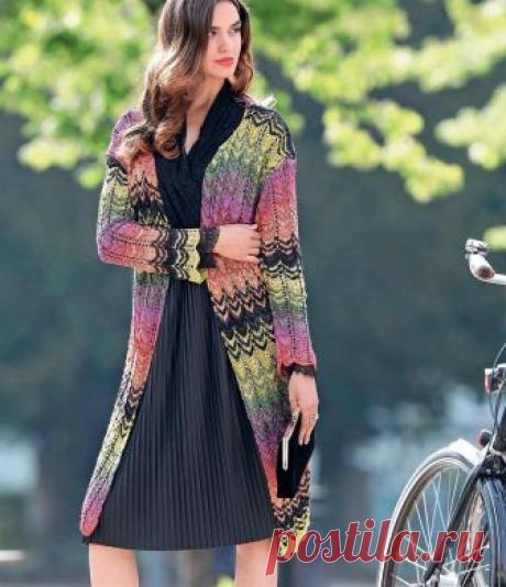 Яркое летнее пальто (Вязание спицами) Несложный узор этого пальто сполна компенсируется смелыми сочетаниями пряжи разных цветов. РАЗМЕРЫ 36 (40) 44 ВАМ ПОТРЕБУЕТСЯ Пряжа (100% хлопка; 125 м/50 г) – по 150 (200) 200 г черной, красной, о…