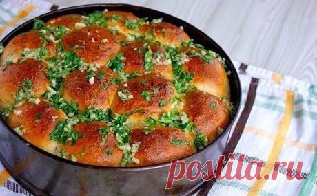 Пампушки к борщу за 20 минут

Ингредиенты: 
Вода (теплая, но не кипяток, примерно 50-60°C ) — 1 стакан
Сахар — 1 ст. л.
Масло подсолнечное — 3 ст. л.
Соль — 0,25 ч. л.
Дрожжи — 1 пакет
Ванильный сахар — по желанию 
Мука — 3 стакан

Приготовление:
1. В миске смешать воду+масло+сахар+соль+дрожжи+муку. Замесить тесто, сначала ложкой, а потом рукой. Тесто должно быть мягкое, эластичное, не плотное, но и не течь. 
2. Смазать форму (можно 28*18 см) растительным маслом.
3. Скатат...