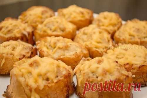 Горячие бутерброды с курицей запеченные в духовке.