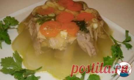 Заливное из курицы.

бедра куриные — 3 шт
морковь — 1 шт
лук — 1/2 шт
чеснок — 2 зуб
перец горошком — 1 ч.л.
лавровый лист — 2 шт
соль
вода — 1,5 л
желатин — 1 ст.л.
петрушка


Приготовление:
В кастрюлю положить бедра, целую морковь, лук, чеснок, перец, соль, лавровый лист, залить водой, варить 1,5 -2 часа.
Желатин залить 100 мл холодной воды, оставить на 10 минут
Когда курица готова, бульон процедить через сито или марлю, курицу очистить от кожи, и порвать на кусочки.
В ф...