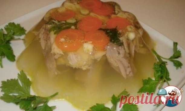 Заливное из курицы.

бедра куриные — 3 шт
морковь — 1 шт
лук — 1/2 шт
чеснок — 2 зуб
перец горошком — 1 ч.л.
лавровый лист — 2 шт
соль
вода — 1,5 л
желатин — 1 ст.л.
петрушка


Приготовление:
В кастрюлю положить бедра, целую морковь, лук, чеснок, перец, соль, лавровый лист, залить водой, варить 1,5 -2 часа.
Желатин залить 100 мл холодной воды, оставить на 10 минут
Когда курица готова, бульон процедить через сито или марлю, курицу очистить от кожи, и порвать на кусочки.
В ф...