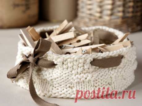 tettidesign_knitted_home_decor_basket_with_ribbon.jpg (800×600)