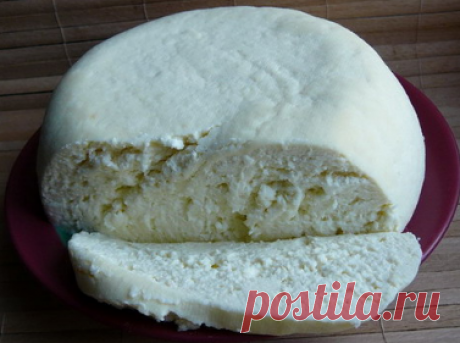 Финский яичный сыр Munajuusto/
Продукты:
1. 2 литра не пастеризованного коровьего молока.
2. 1 литр сыворотки от предыдущего сыра.
3. 3 яйца.
4. Чайная ложка соли.
Изготовление:
1.   2 литра молока нагрел  до кипения, сразу после закипания снял с огня...